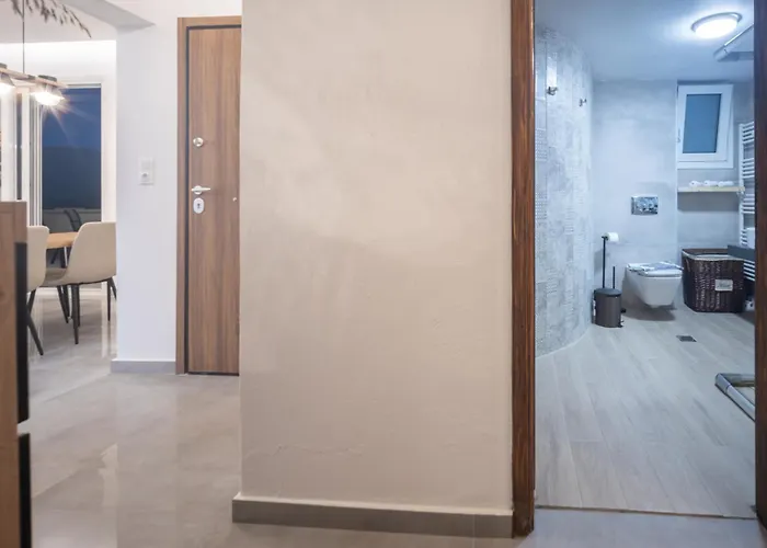 Luxury Apartment With Rooftop Pool In Meronas