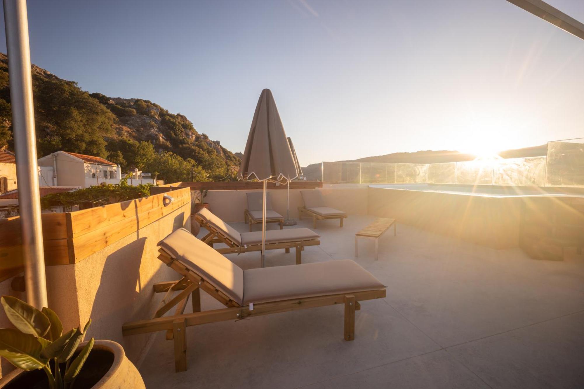 Luxury With Rooftop Pool In Méronas