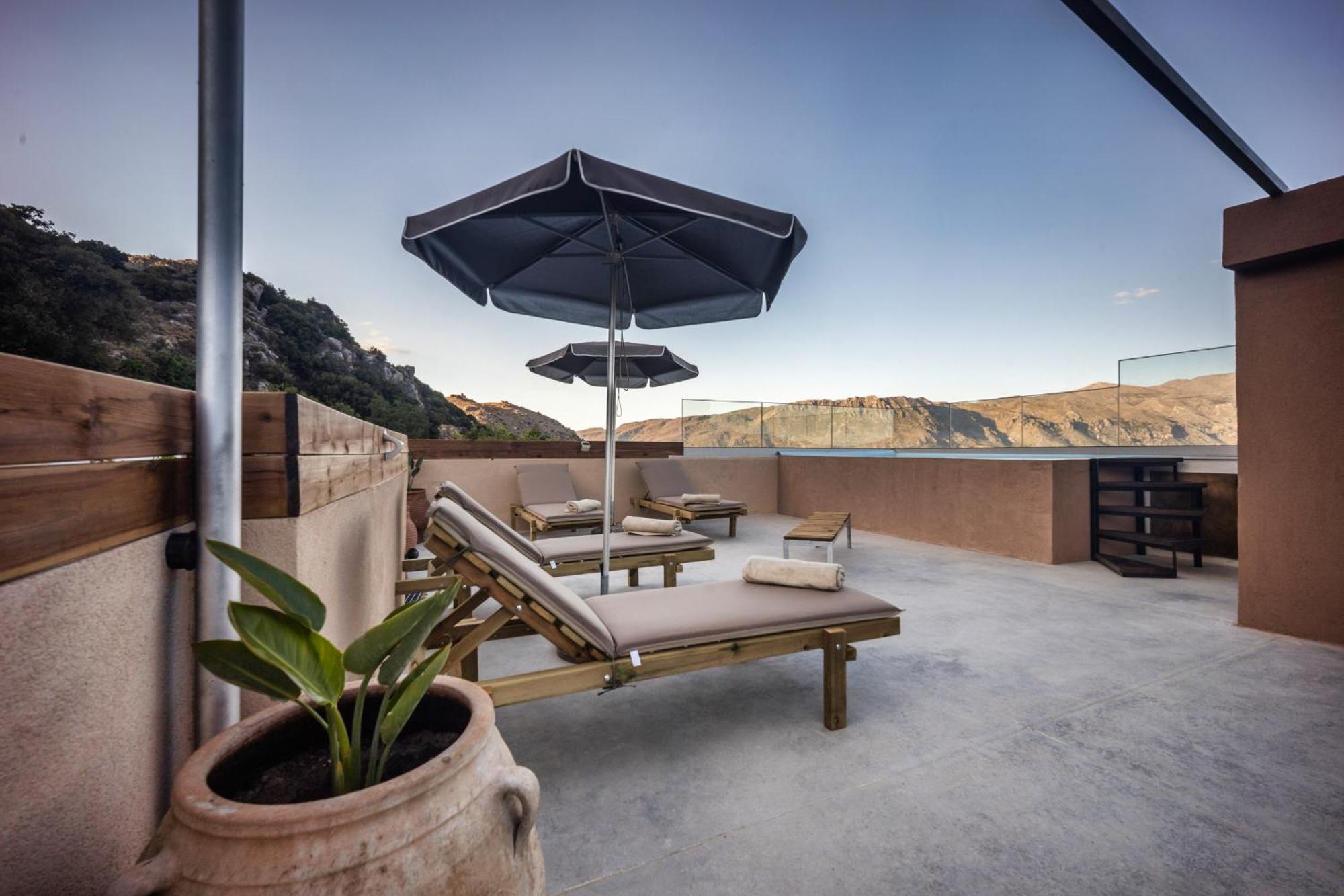 Luxury With Rooftop Pool In Méronas