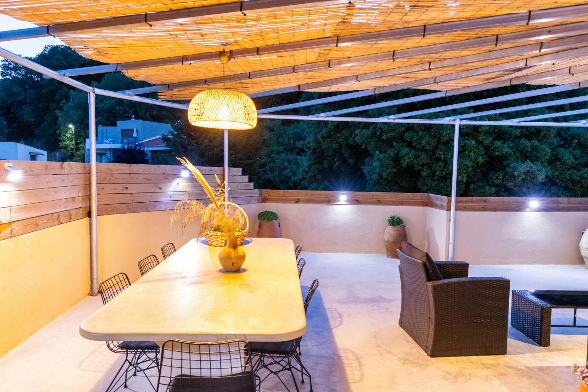 Luxury With Rooftop Pool In Méronas
